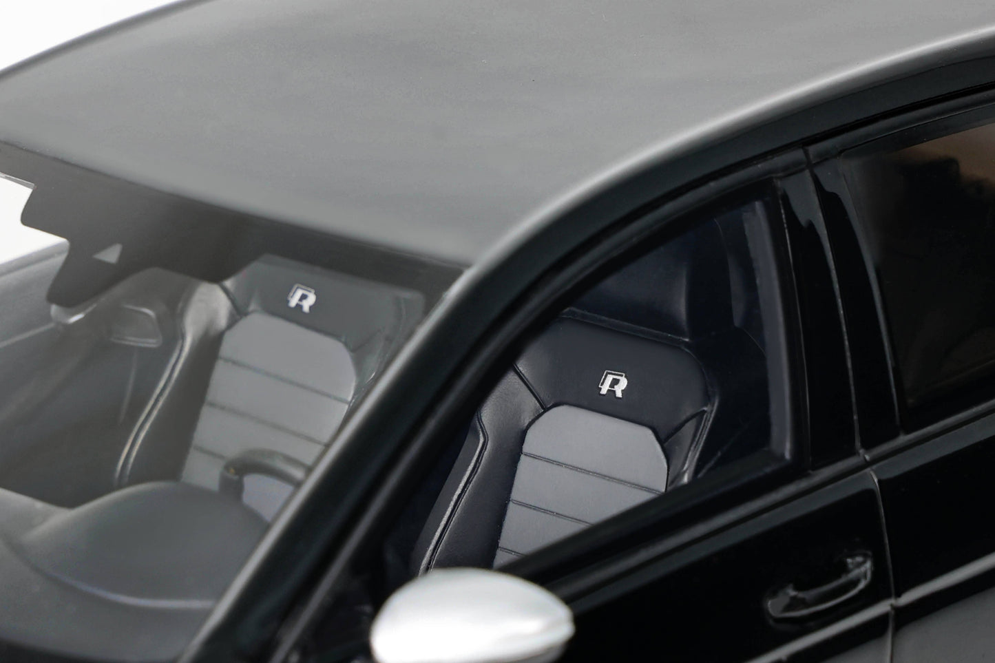 OttOmobile - Volkswagen Golf R (MK7) 5 Doors (Deep Black Pearl) 1:18 Scale Model - Model Cars Canada Inc.