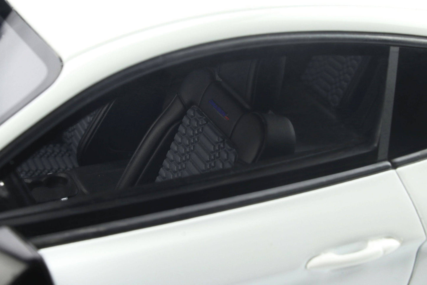 GT Spirit - Shelby Mustang GT500 "Dragon Snake" (White) 1:18 Scale Model Car - Model Cars Canada Inc.