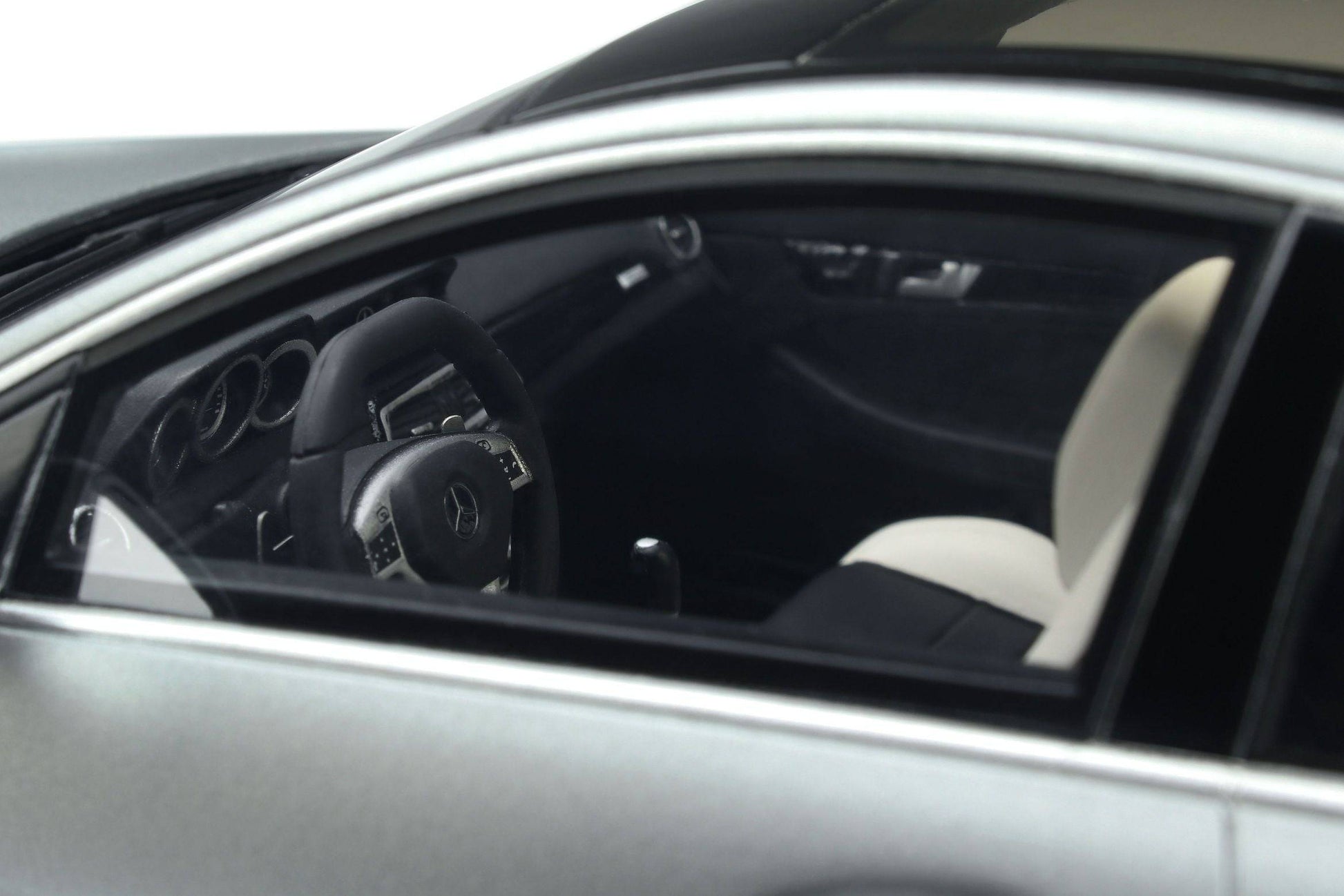 GT Spirit - Mercedes-Benz C63 AMG "Edition 507" (W204) (Designo Magno Platinum Matte) 1:18 Scale Model Car - Model Cars Canada Inc.