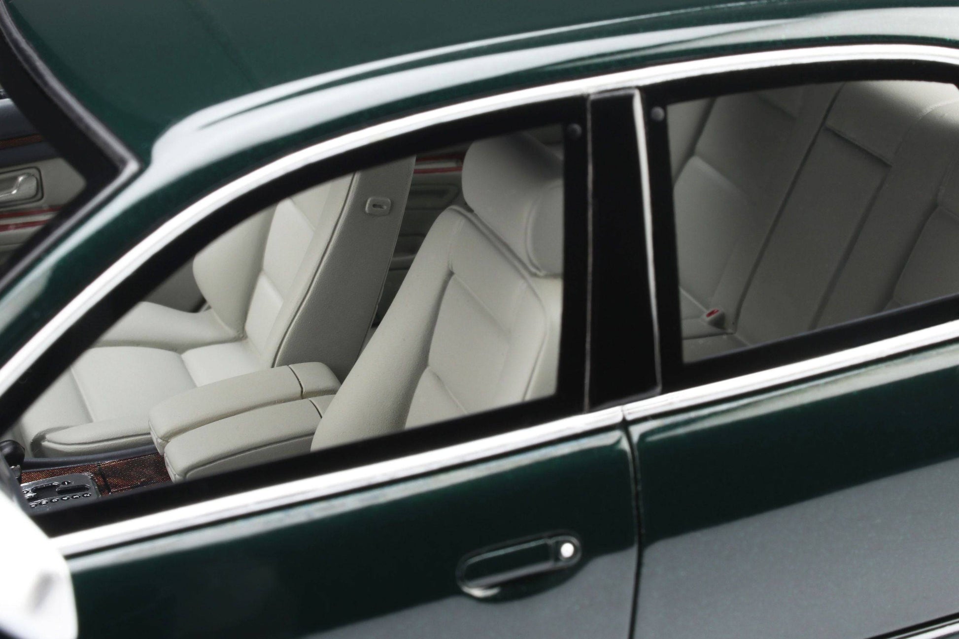 OttOmobile - Audi S8 (D2) (Green) 1:18 Scale Model Car - Model Cars Canada Inc.