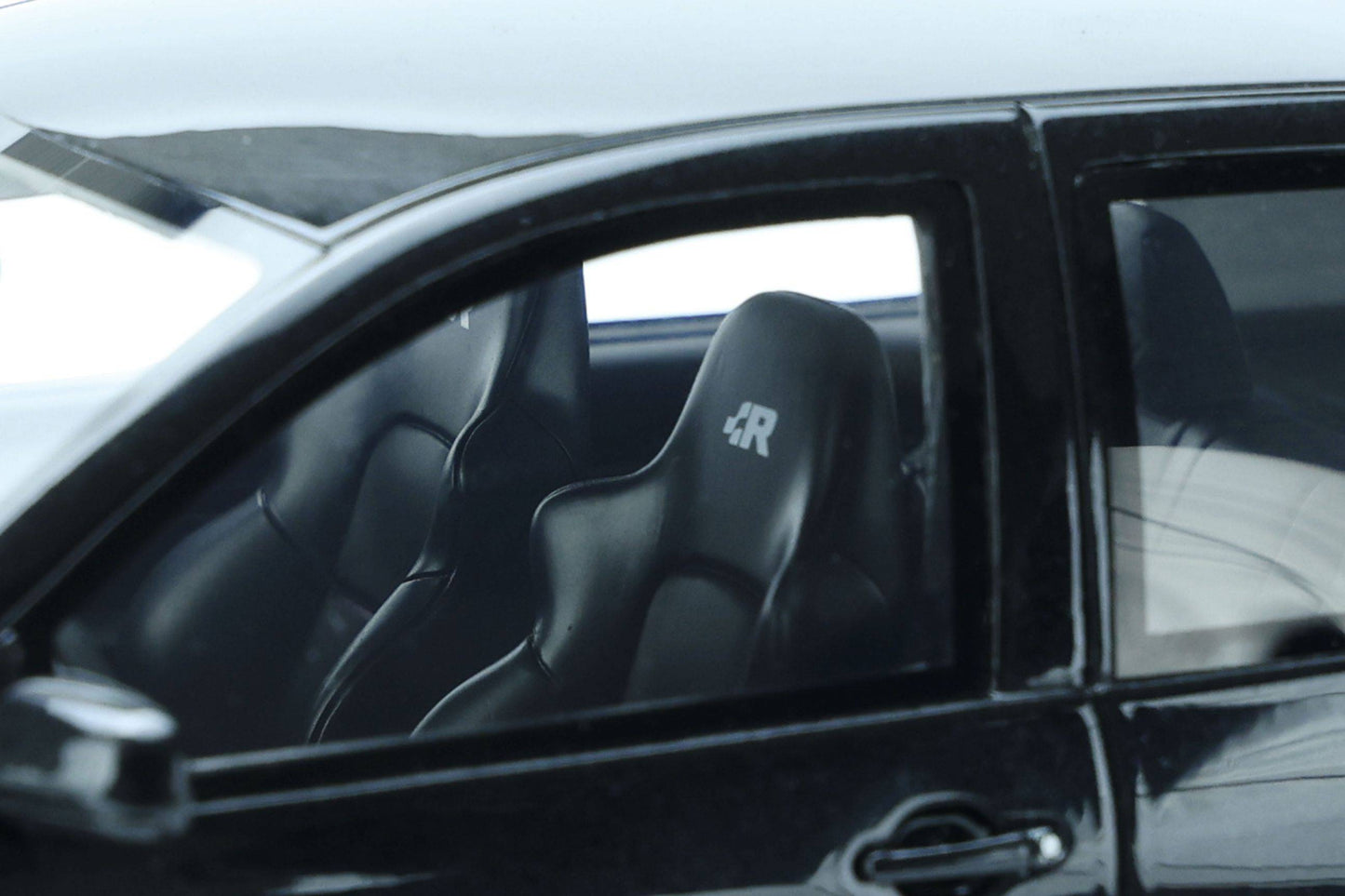 OttOmobile - Volkswagen Golf R32 (MKIV) (Black Magic Pearl) 1:18 Scale Model Car - Model Cars Canada Inc.
