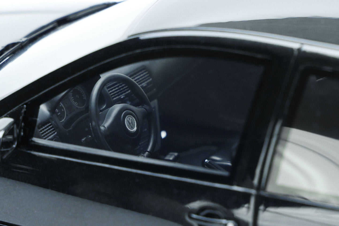 OttOmobile - Volkswagen Golf R32 (MKIV) (Black Magic Pearl) 1:18 Scale Model Car - Model Cars Canada Inc.
