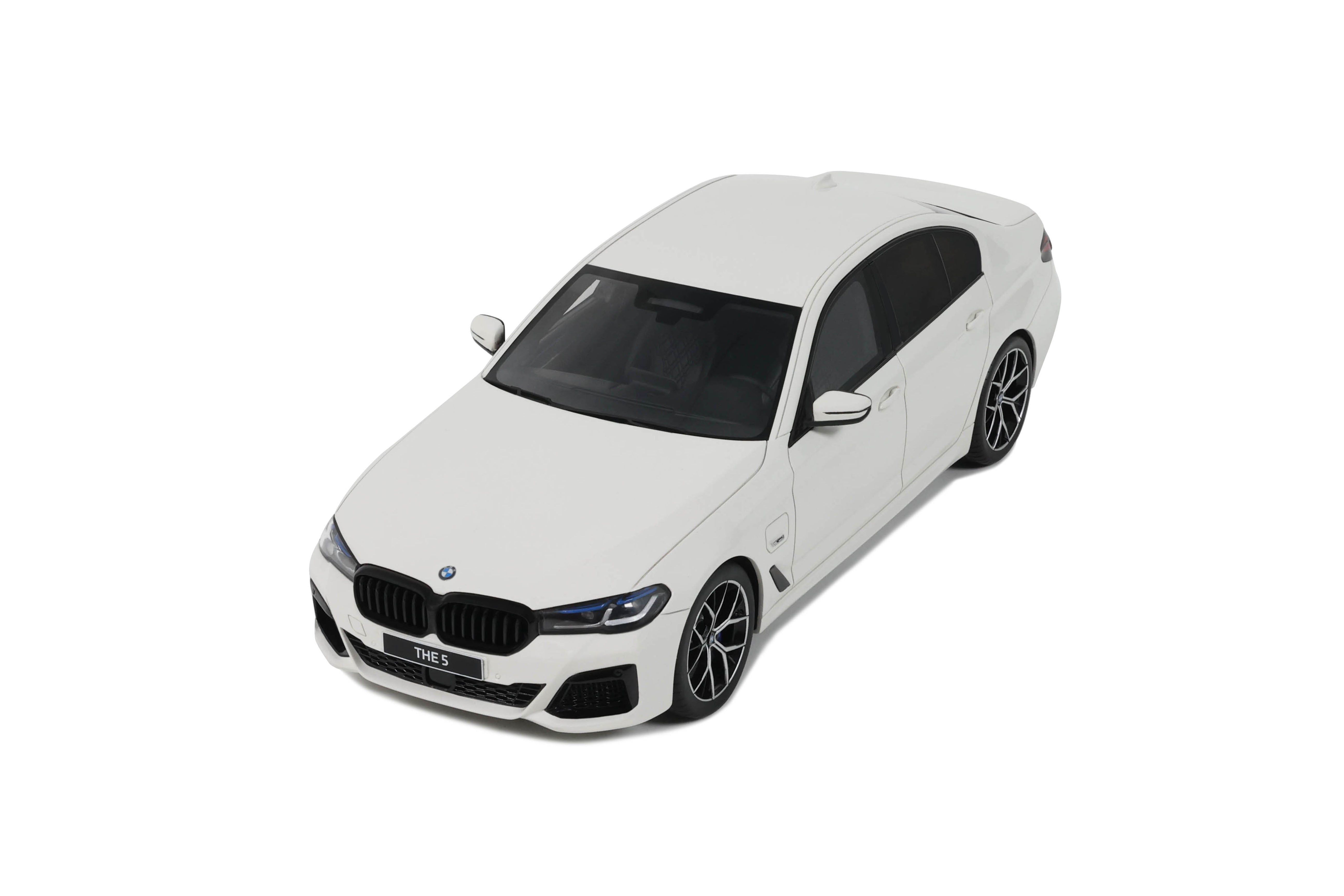 GT SPIRIT 1/18  545e xDrive Mスポーツ GT Spirit - BMW 545E xDrive Sedan M Sport (Alpine White 3) 1:18 Scale