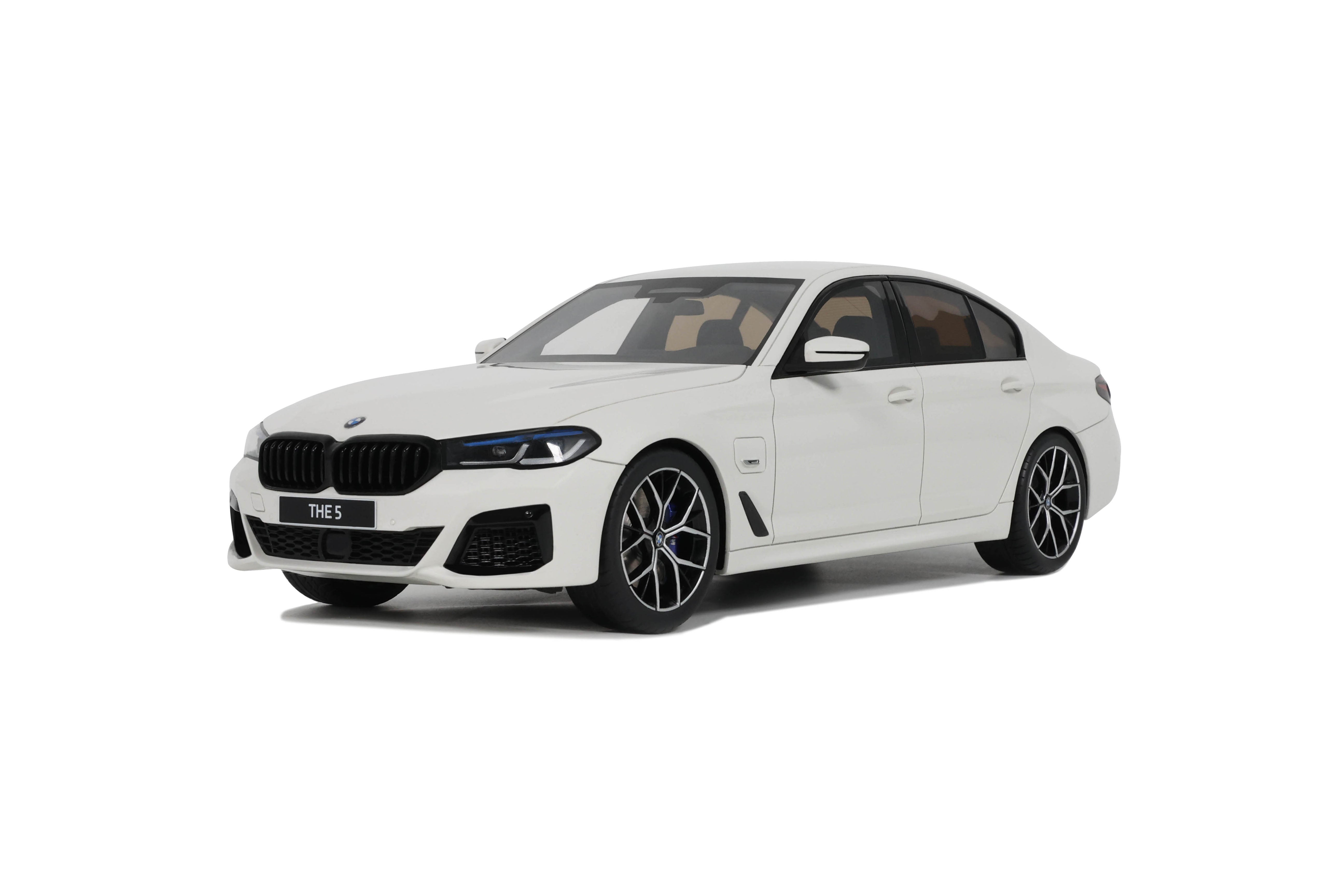 GT Spirit - BMW 545E xDrive Sedan M Sport (Alpine White 3) 1:18 Scale