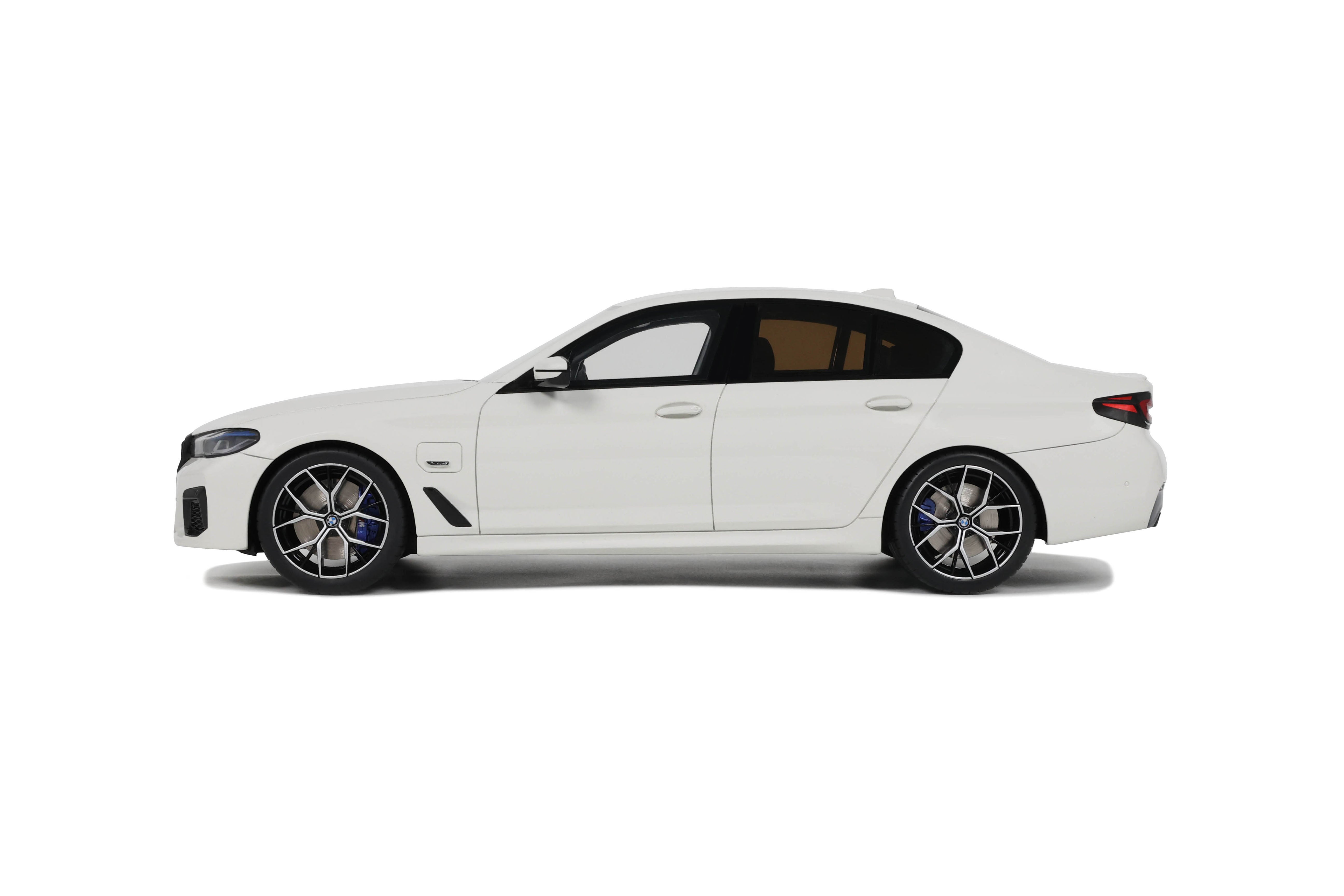 GT SPIRIT 1/18  545e xDrive Mスポーツ GT Spirit - BMW 545E xDrive Sedan M Sport (Alpine White 3) 1:18 Scale