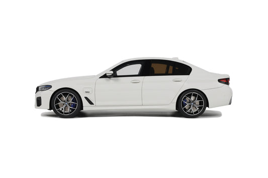 GT Spirit - BMW 545E xDrive Sedan M Sport (Alpine White 3) 1:18 Scale Model **[Pre-Order]**